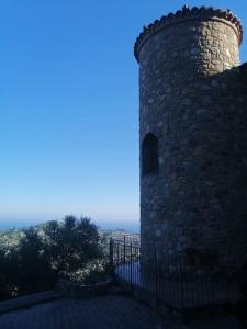 Vallebona的住宿－Casa dell'Ulivo da Lisa e Alessio008062-LT-0023，旁边设有围栏的石头塔