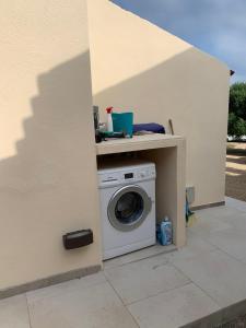 a washer and dryer sitting under a wall at Stazzu nuraghe Mannucciu in Rena Majore