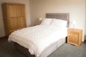 Un pat sau paturi într-o cameră la Seafront holiday home in Findochty