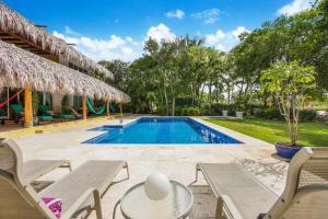 uma villa com piscina e um resort em A Golf Lover's Dream Villa with 4 Bedrooms, Pool, Jacuzzi, and Maid em Punta Cana