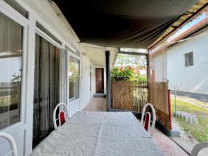 Rõdu või terrass majutusasutuses Liget Holiday Home