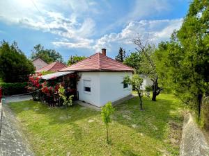 Aed väljaspool majutusasutust Liget Holiday Home