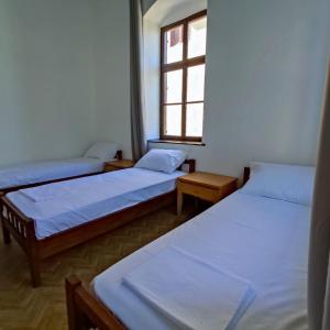Ein Bett oder Betten in einem Zimmer der Unterkunft Rhodes Youth Hostel