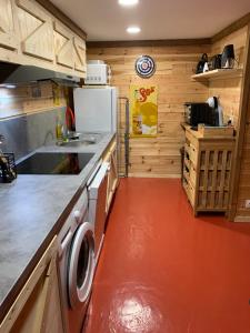 una cucina con lavatrice e asciugatrice di Les Chapeliers de St Pons a Saint-Pons