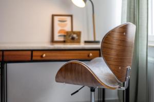 a wooden chair sitting in front of a desk at Wohlfühlwohnung mit 25 qm Terrasse, Netflix in Koblenz