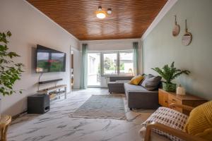Televisyen dan/atau pusat hiburan di Wohlfühlwohnung mit 25 qm Terrasse, Netflix
