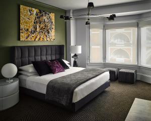 a bedroom with a bed and a painting on the wall at Hotel Zeppelin San Francisco in San Francisco