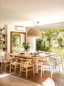 Mejorada的住宿－Finca de lujo en el campo，用餐室配有大型木桌和椅子