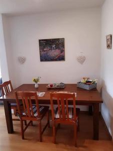 a wooden dining room table with two wooden chairs at Bernsteinglück in Wunsiedel