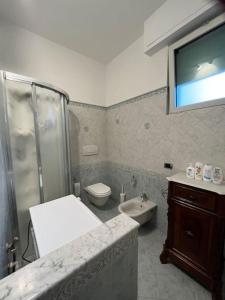 uma casa de banho com um chuveiro, um WC e um lavatório. em Colibrì, vicino a pineta e mare em Viareggio