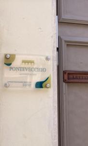 un cartello sul lato di un edificio accanto a una porta di PONTEVECCHIO Accomodation a Ragusa