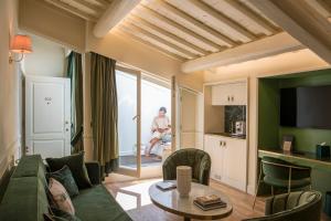 A television and/or entertainment centre at Hotel La Gemma