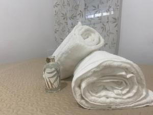 a white towel sitting next to a glass bottle at Apartamento en Toledo ideal para visitas a Puy du Fou in Toledo