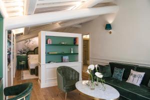 a living room with a green couch and a table at Hotel La Gemma in Florence