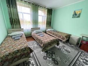 Postel nebo postele na pokoji v ubytování Guest House Ugra