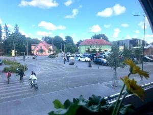 Kapteni tuba - Captains room - Central Square in Kärdla في كاردلا: مجموعة من الناس يركبون الدراجات في موقف للسيارات
