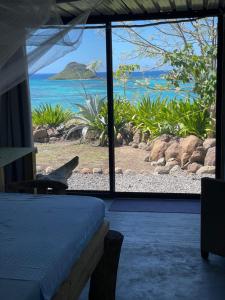 1 dormitorio con cama y vistas al océano en Blue, en Clifton