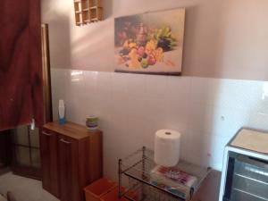 - une salle de bains avec une photo de fruits sur le mur dans l'établissement VILLA CORTESE, à SantʼEufemia Lamezia