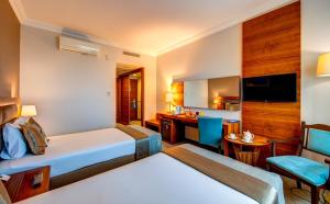 Habitación de hotel con cama y escritorio en Bera Konya Hotel en Konya