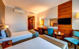 A bed or beds in a room at Bera Konya Hotel Még 37 kép