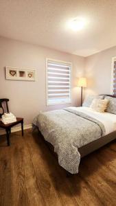 um quarto com uma cama, uma mesa e uma janela em Cozy 4 bedrooms home Milton em Milton