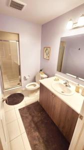 łazienka z umywalką i toaletą w obiekcie Cozy 4 bedrooms home Milton w mieście Milton