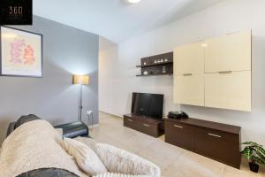 TV a/nebo společenská místnost v ubytování Spacious central 2BR, just off UNI & Hospital & WIFI by 360 Estates