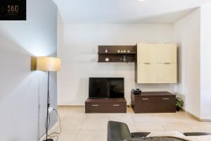Kuchyň nebo kuchyňský kout v ubytování Spacious central 2BR, just off UNI & Hospital & WIFI by 360 Estates + 14 fotografií