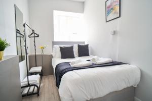 a bedroom with a bed with two towels on it at Douglas Manor in Douglas +8 photos