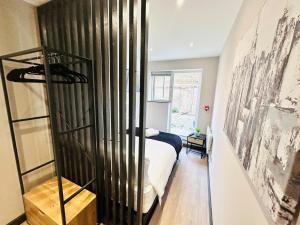 ein Schlafzimmer mit einem Bett und einer schwarzen Wand in der Unterkunft Central Studio Like a Hotel Room in London
