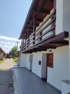 - un bâtiment blanc avec un balcon sur le côté dans l'établissement Kuća za odmor Obitelj Kušan, 