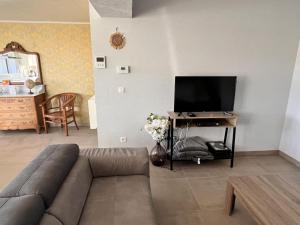 sala de estar con sofá y mesa con TV en Lovely house in Heers with 2 bedrooms en Heers