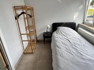 1 dormitorio con una escalera junto a la cama en Lovely house in Heers with 2 bedrooms en Heers