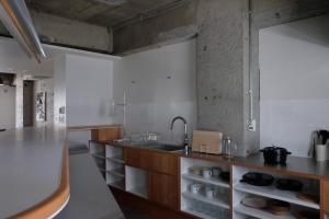 ホテルレジデンス大橋会館 by Re-rent Residence في طوكيو: مطبخ مع حوض و كونتر توب