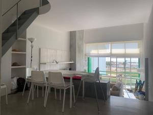 eine Küche mit einem Esstisch und Stühlen in der Unterkunft Casa dos Patos Quiaios in Figueira da Foz