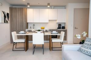 een keuken en een woonkamer met een tafel en stoelen bij Smart Brickell Hotel in Miami