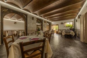 a restaurant with tables and chairs in a room at B&B Locanda Sant'Antimo in Montalcino