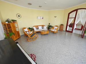 een woonkamer met een tafel en stoelen bij Villa Lira in Hévíz
