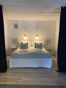 een slaapkamer met een groot bed met 2 kussens bij Enkelheten i Kivik in Kivik