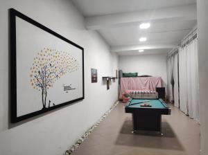 una stanza con un tavolo da biliardo e una foto appesa al muro di Villa Abete Azzurro con Piscina a Casalvieri