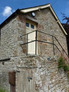 une maison en pierre avec une fenêtre et une porte dans l'établissement The Old Map Shop, à Wigton