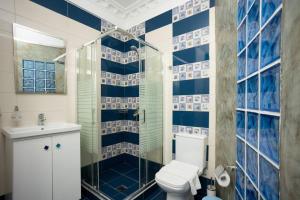 Un baño con ducha, inodoro y lavabo. en Hestia Apartment!, en Tesalónica 25 fotos más