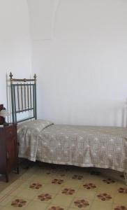 ein Schlafzimmer mit einem Bett mit einer Bettdecke darauf in der Unterkunft B&B Camera A Sud Tuglie Gallipoli in Tuglie