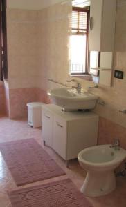 ein Bad mit einem Waschbecken und einem WC in der Unterkunft B&B Camera A Sud Tuglie Gallipoli in Tuglie