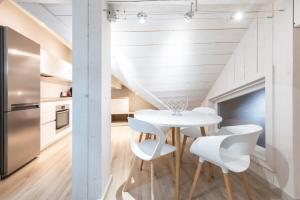 Køkken eller tekøkken på K2 Annecy Rent Lodge duplex de deux chambres doubles entièrement rénové + 14 billeder