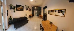 salon z kanapą i stołem w obiekcie Hostel Cinnamon w Krakowie