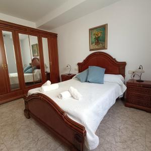 um quarto com uma cama grande e toalhas em Muralla em Camprodon
