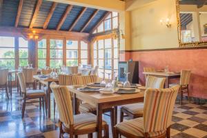 a restaurant with tables and chairs and a mirror at YIT Vereda Real in Valencina de la Concepción