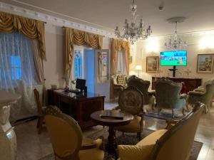 - un salon avec des chaises et une télévision dans l'établissement Kuria Gagyova, 