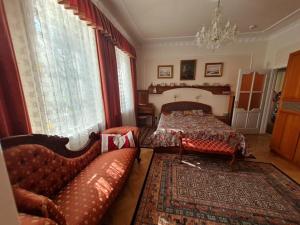 - un salon avec un lit et un canapé dans l'établissement Kuria Gagyova, 